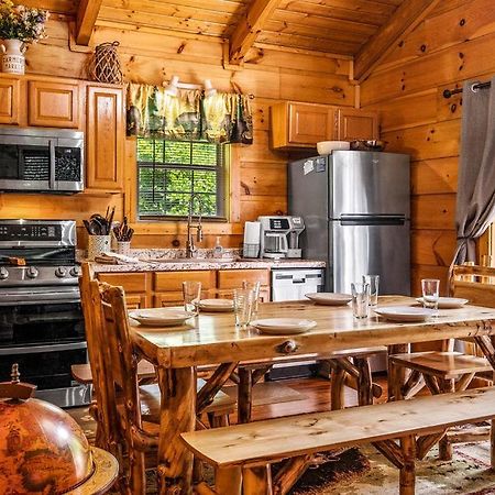 Cozy Cabin W/Hot Tub & Wifi In Gatlinburg Villa Exterior photo