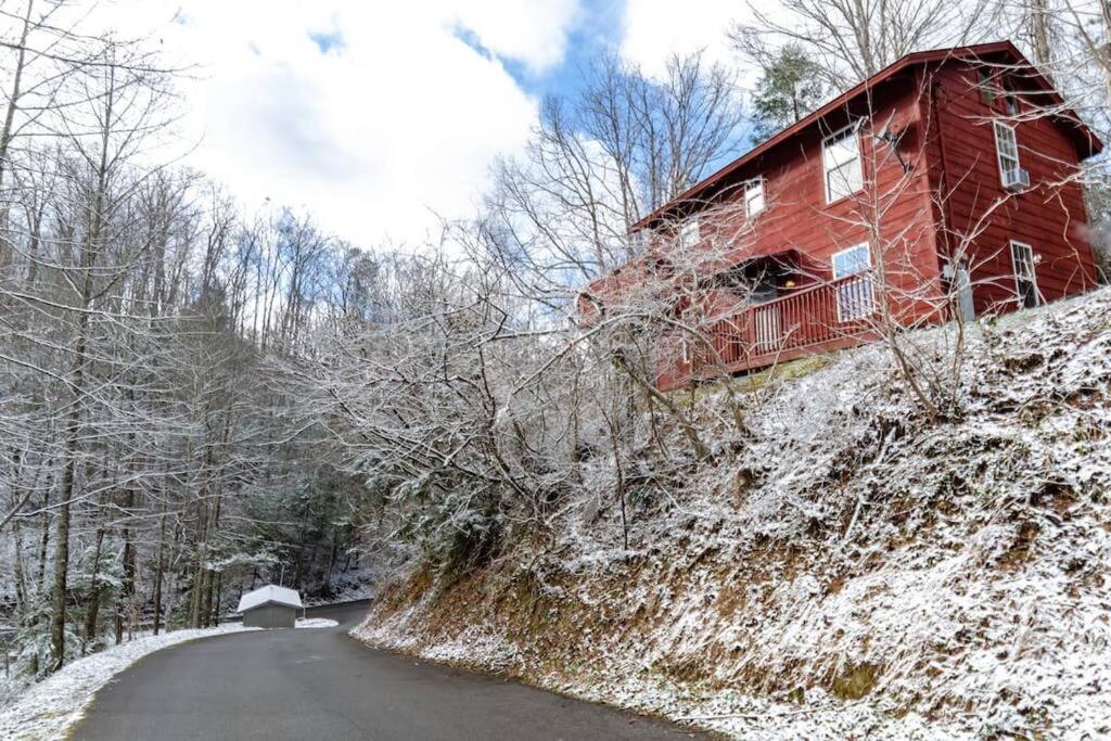 Cozy Cabin W/Hot Tub & Wifi In Gatlinburg Villa Exterior photo