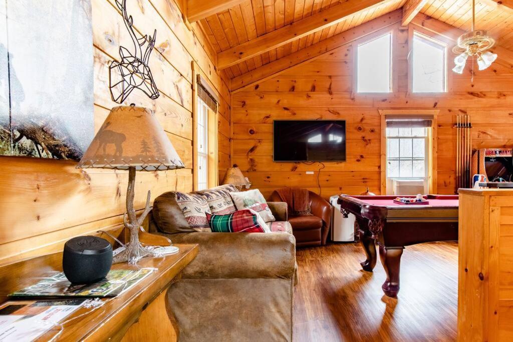 Cozy Cabin W/Hot Tub & Wifi In Gatlinburg Villa Exterior photo