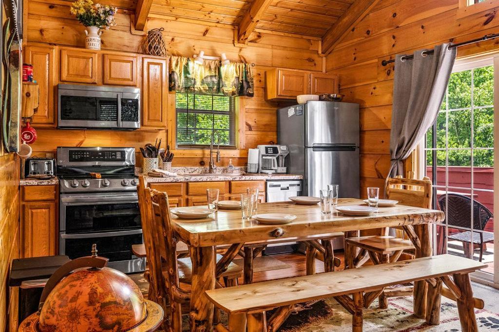 Cozy Cabin W/Hot Tub & Wifi In Gatlinburg Villa Exterior photo